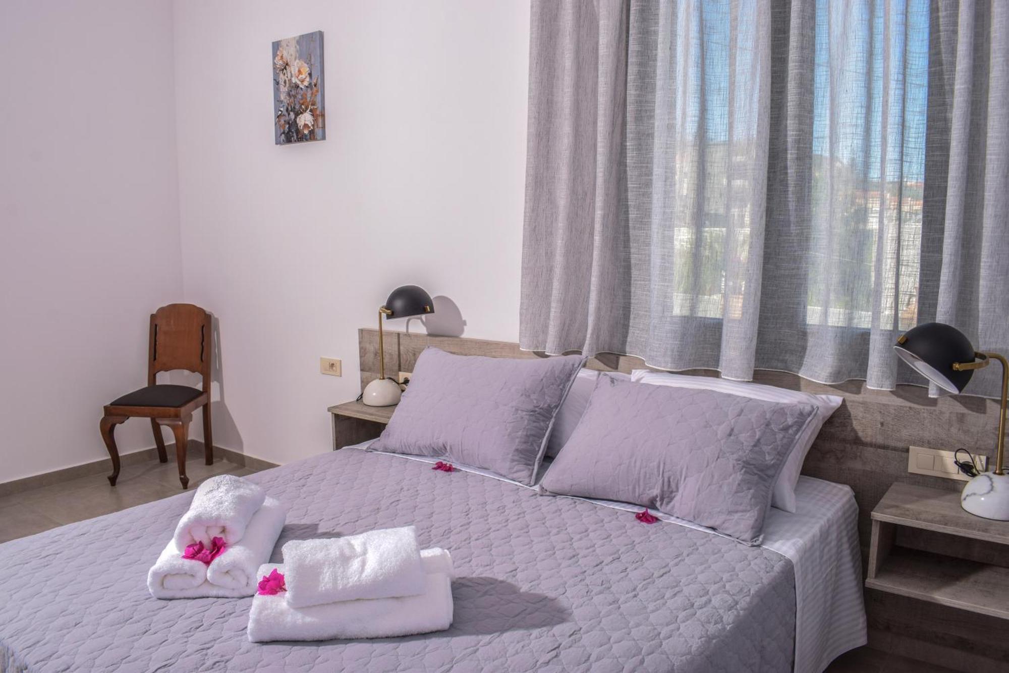 Romantic Corner Maisonette Houses 斯塔罗斯 外观 照片